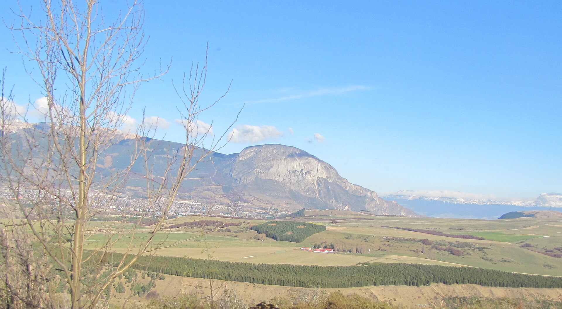 Vista de Coyhaique con el cerro Mackay al fondo